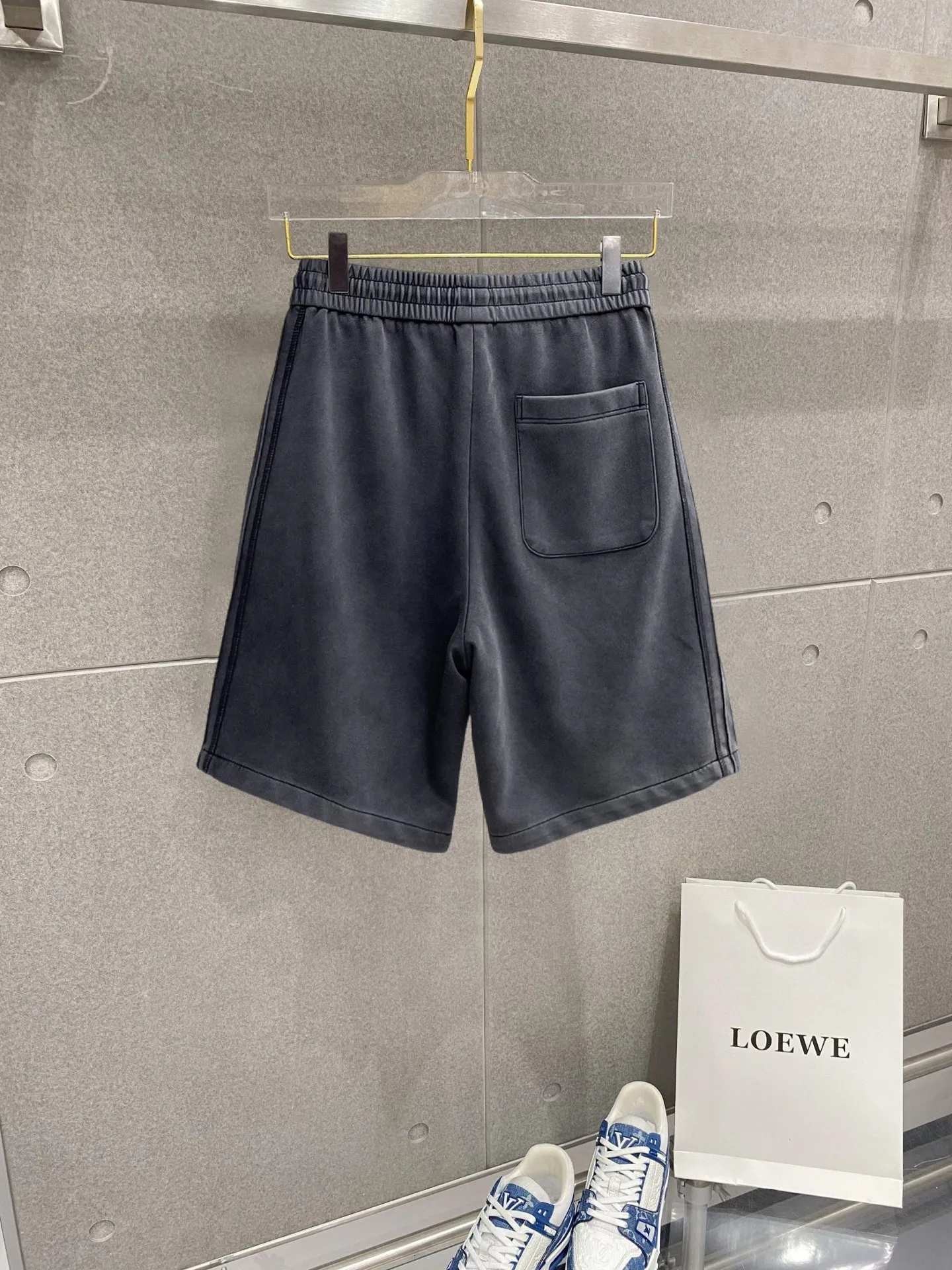 Balenciaga's three-standard complete 2026 summer New Arrival men's casual shorts, advanced custom-made Breathable fabric, Breathable fabric, extremely stretchy and comfortable, impeccable details, top-grade accessories, original logo design concept, delicate and soft feel! The upper body fit is awesome! Size: M-XXXL Please state your height and weight when ordering